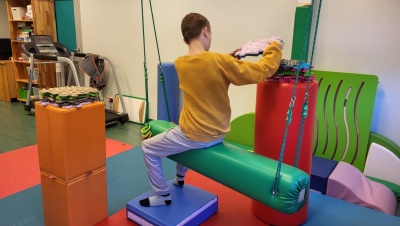 Wzmacnianie posturalne, doświadczanie ruchu, stymulacja układu proprioceptywnego i układu przedsionkowego..jpeg